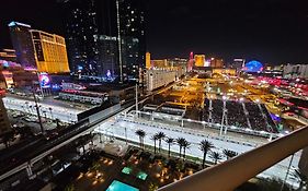 Strip & Sphere View - Separate Living Room - 2 Full Bath - Full Kitchen - Balcony - 900 Sqft - Mgm Signature