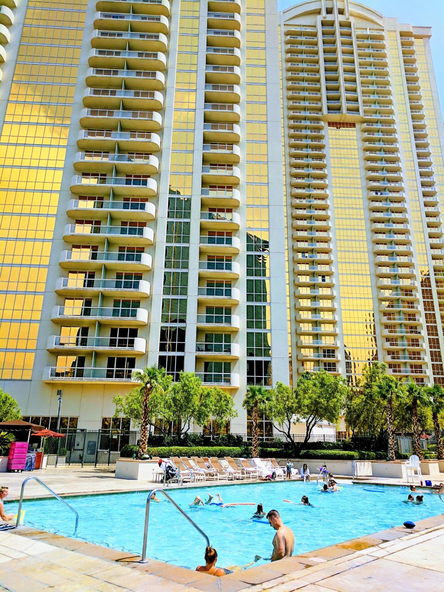 Strip View 1 Bedroom Suite 2 Full Bath Full Kitchen With Balcony - 900 Sqft - Mgm Signature Las Vegas Exterior photo